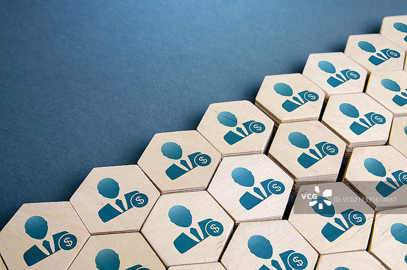 桌子上的玩具积木高角度视图图片素材