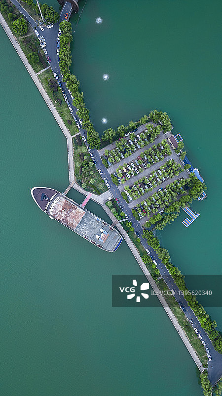 夏日停靠着藏龙号游轮的汤逊湖航拍画面图片素材