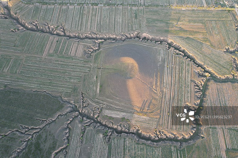 大地裂痕之间的火山口图片素材