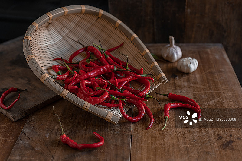 竹编簸箕红辣椒食材静物图片素材