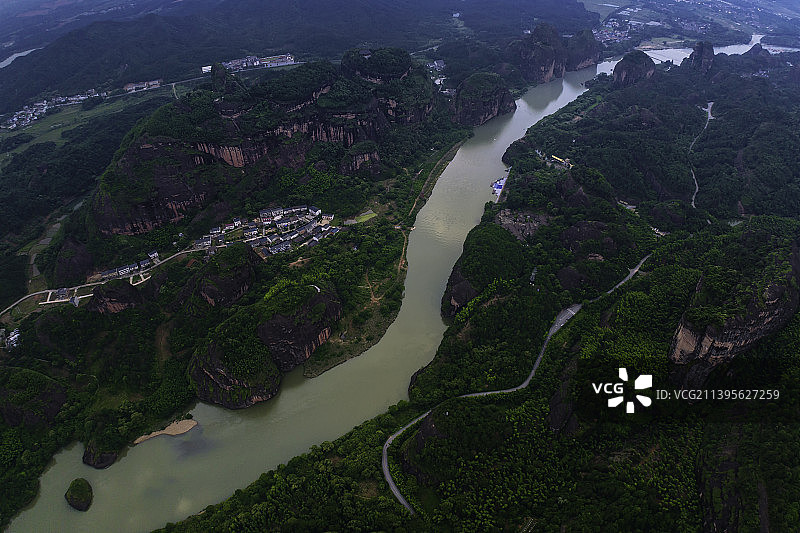 鸟瞰泸溪河，弯弯曲曲穿过龙虎山群峰图片素材