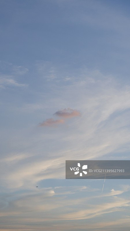 日落时多云天空的低角度视图图片素材