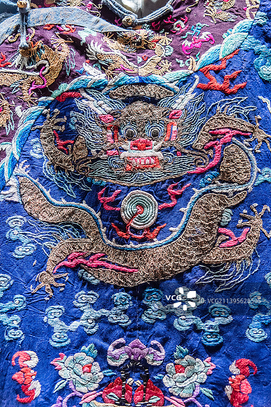 清代蓝地刺绣龙袍图片素材
