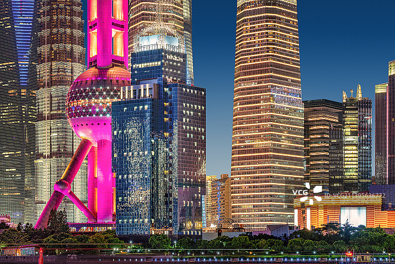 上海外滩陆家嘴建筑群夜景，近景图片素材