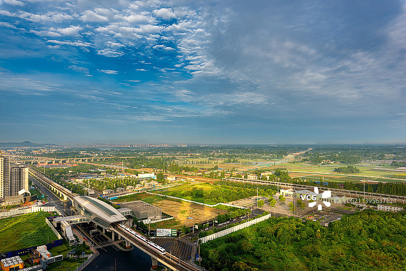 清晨，伴着纯净的天空，熙暖的阳光投射在新津站，一切都是生机勃勃图片素材