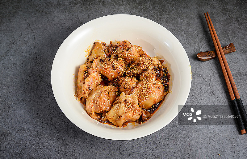 甜辣味干拌抄手图片素材