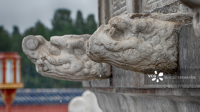 夏季雨天天坛圜丘汉白玉龙吐水图片素材