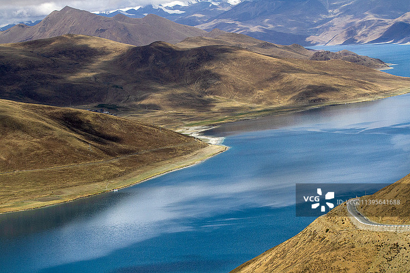 岗巴拉山口远眺羊湖图片素材