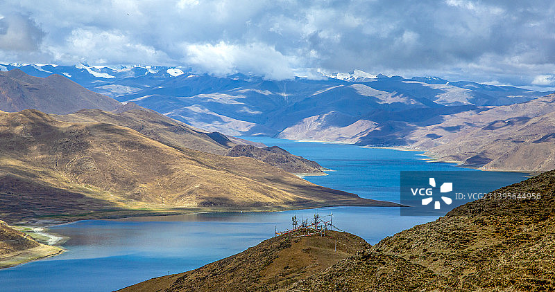 岗巴拉山口远眺羊卓雍措图片素材