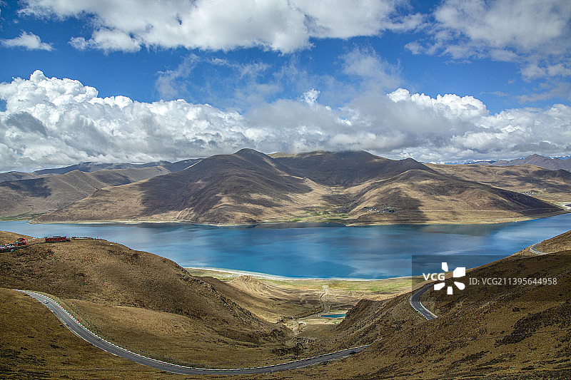 岗巴拉山口远眺羊卓雍措图片素材