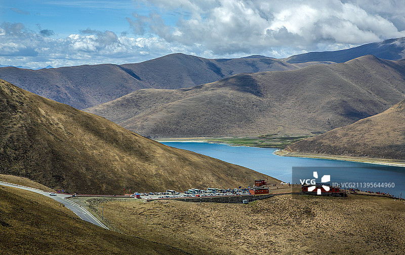 岗巴拉山口远眺羊卓雍措图片素材