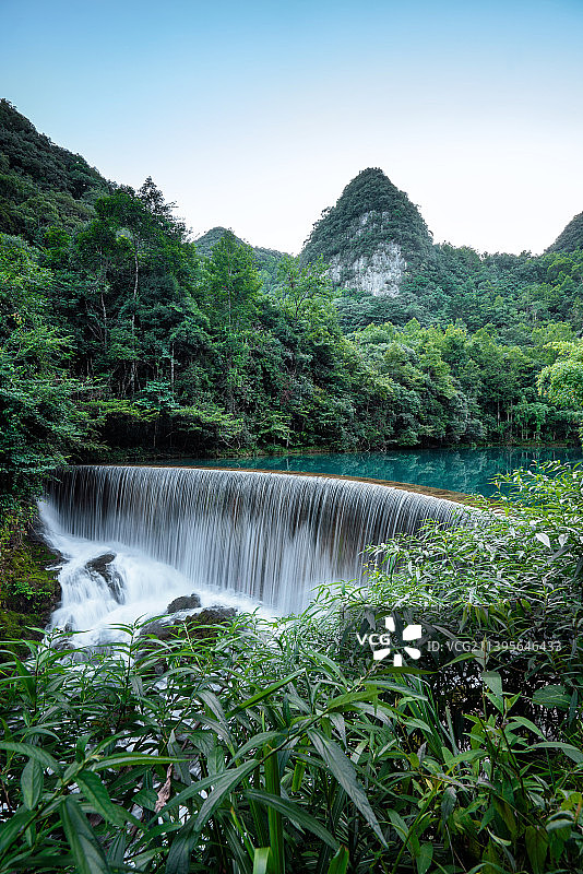 贵州荔波小七孔景区中的森林瀑布图片素材