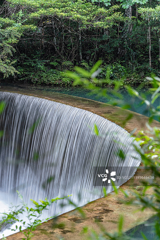 贵州荔波小七孔景区中的森林瀑布图片素材