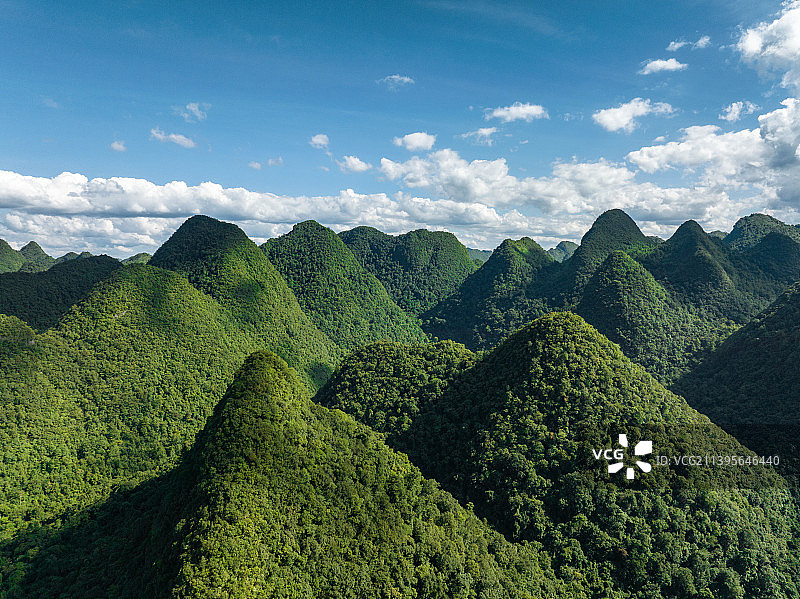 贵州夏季郁郁葱葱的喀斯特山地图片素材