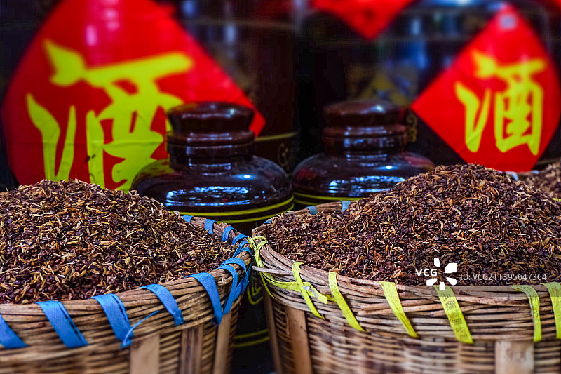 中国四川绵阳传统白酒酿造图片素材