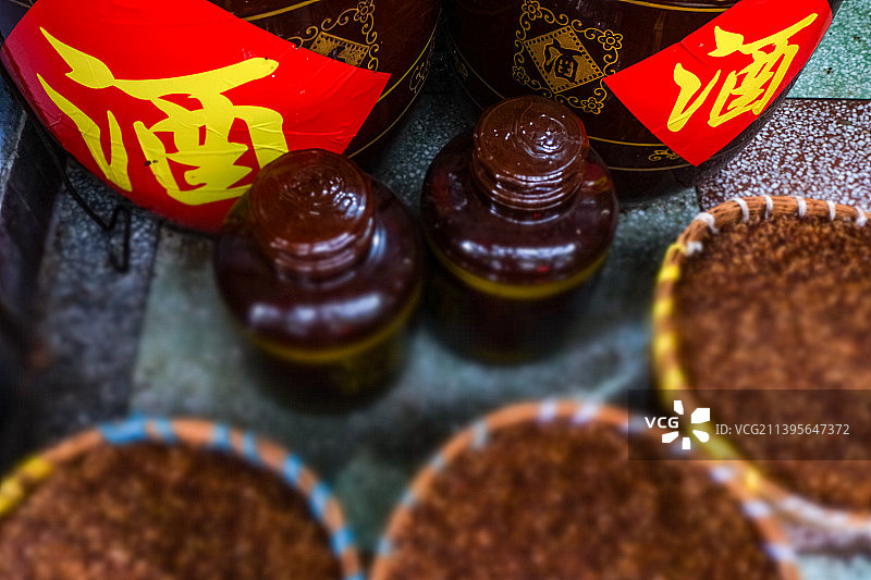 中国四川绵阳传统白酒酿造图片素材