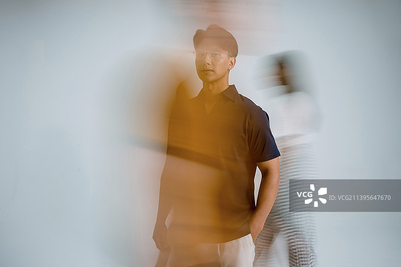 商务人物站在人群中图片素材