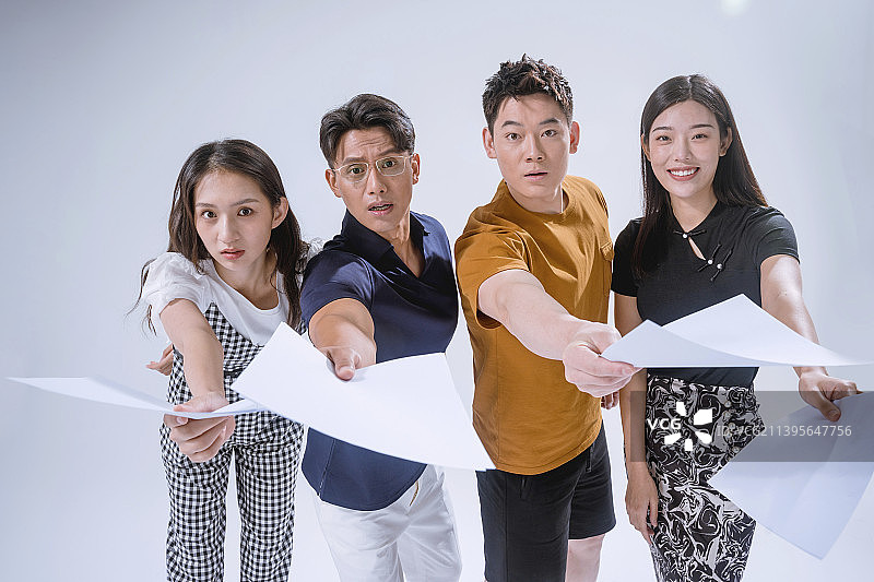 四个青年在投递简历图片素材