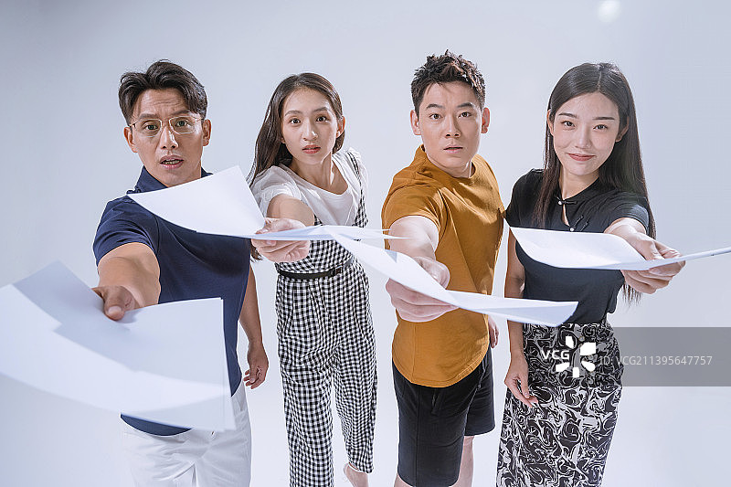 四个青年在投递简历图片素材