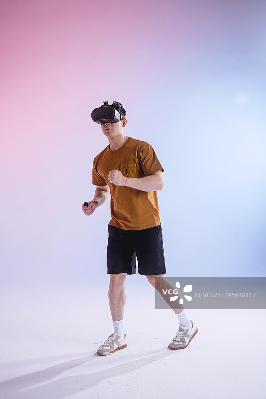 年轻男子戴着VR眼镜图片素材
