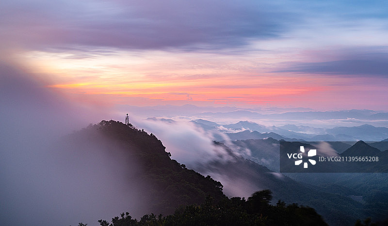 海南省乐东县国家森林公园尖峰岭日出现场图片素材