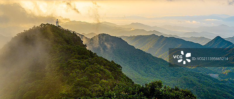 海南省乐东县国家森林公园尖峰岭日出现场图片素材