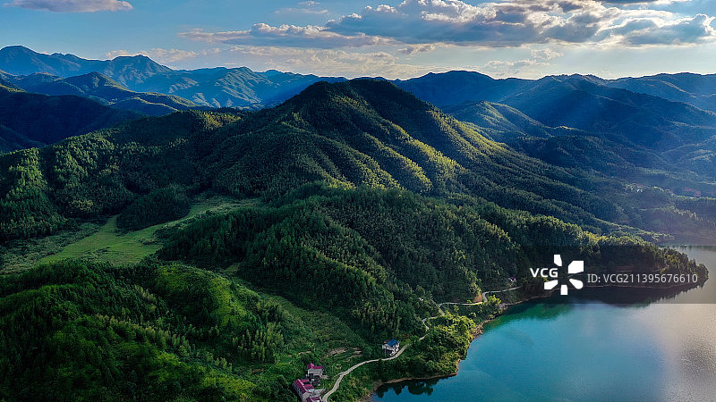 江西上饶五府山镇（江西五府山国家森林公园），上饶避暑胜地之一，远眺三清山，武夷山，合福高铁穿镇而过图片素材