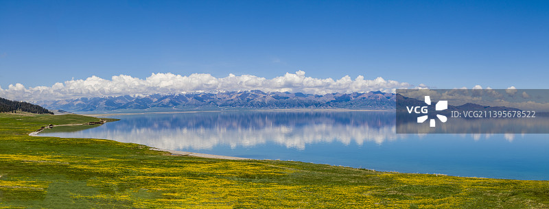 宁静的赛里木湖图片素材