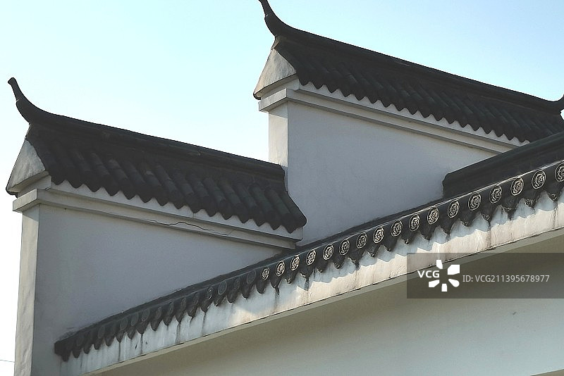 白墙黑瓦的徽式建筑一角图片素材