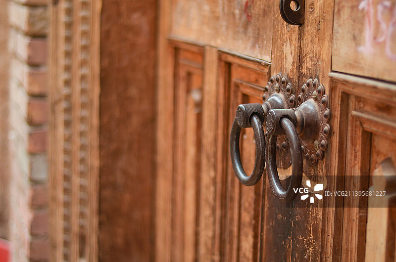 新疆喀什高台民居木门图片素材