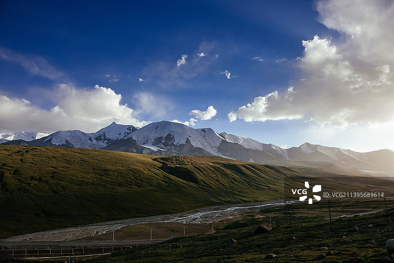 青海阿尼玛卿雪山图片素材