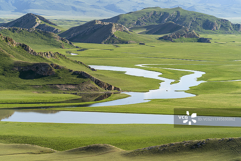 蓝天白云下的巴音布鲁克草原风光图片素材