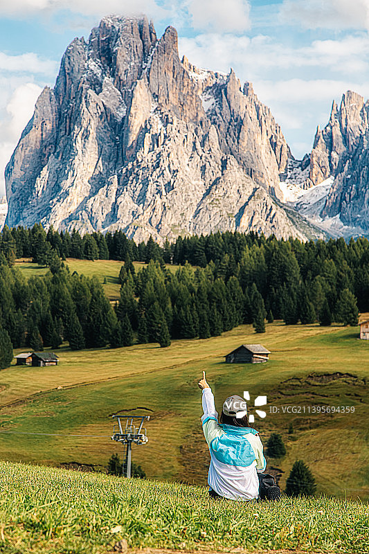 意大利阿尔卑斯雪山里的登山女性背影图片素材