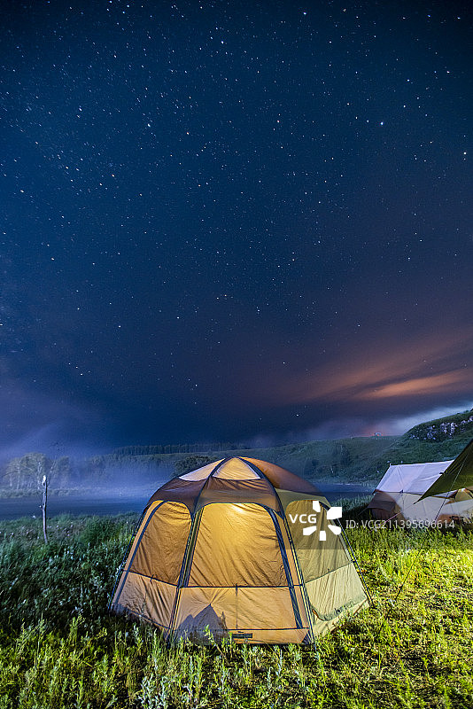 内蒙古自治区兴安盟阿尔山市阿尔山国家森林公园户外露营营地夜晚星空风光图片素材