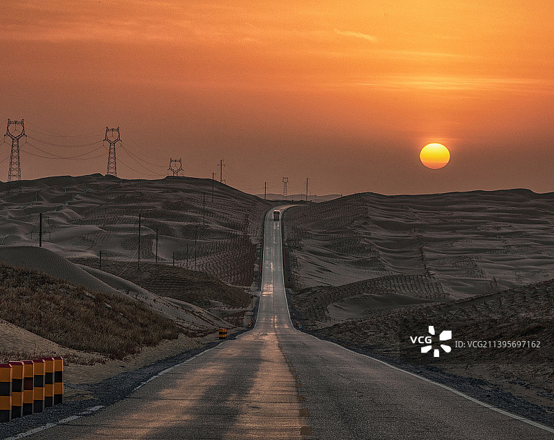 塔克拉玛干沙漠日出图片素材