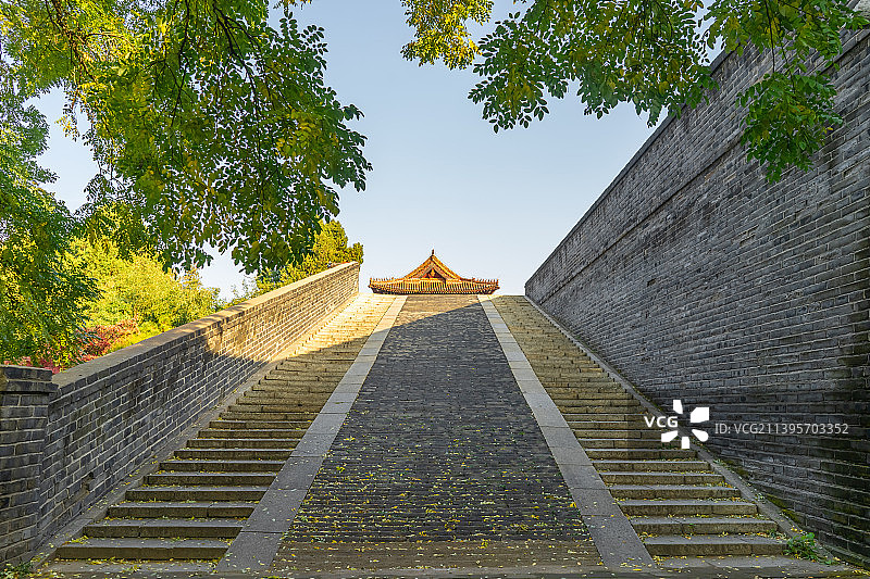 中国山东省泰安市泰山区，著名旅游景点，泰山第一行宫岱庙，城墙下的台阶楼梯和亭台楼阁，户外白昼无人图像图片素材