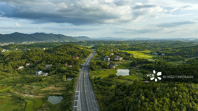 户外 风景 天空 云 自然 宁静 山 高速公路图片素材