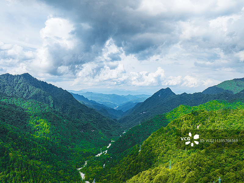 秦岭山中一小镇图片素材