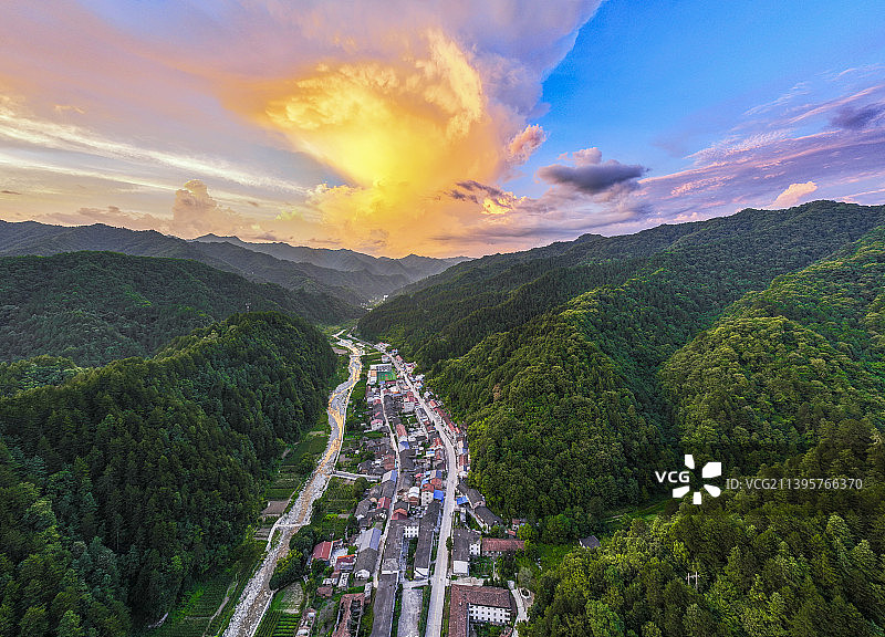 秦岭山中一小镇图片素材