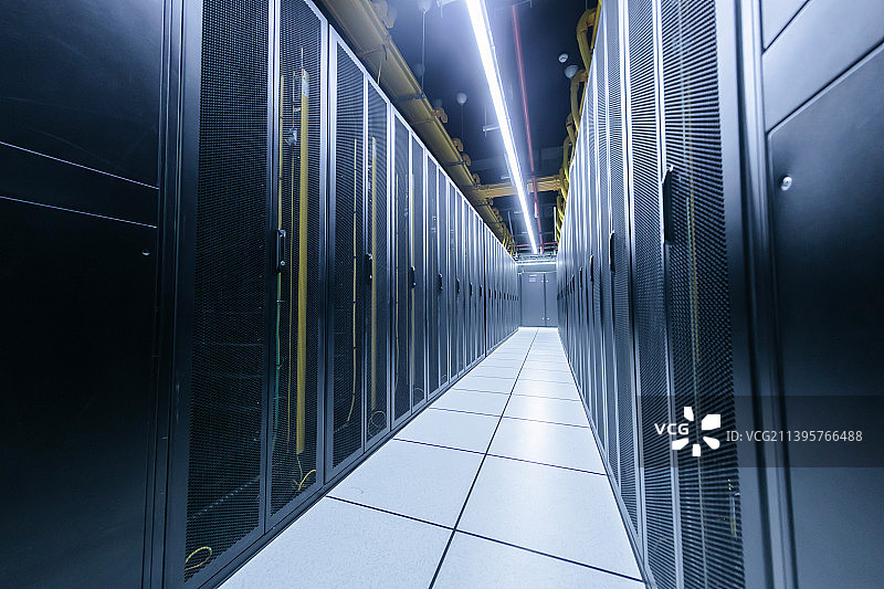 空荡荡的计算机服务器机房，人工智能，大数据，云计算，区块链，云存储中心。图片素材