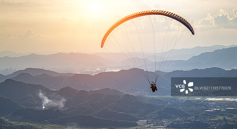山间的滑翔伞运动图片素材
