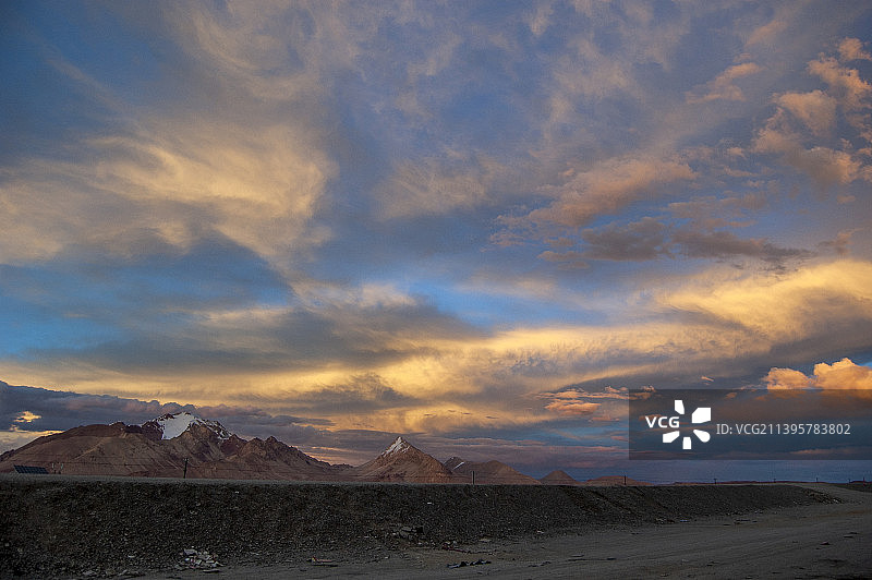 中国新疆西藏旅游风景图 219国道自行车旅行 死人沟傍晚落日 湖泊雪山冰川图片素材