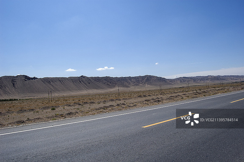 中国新疆西藏旅游风景图 219国道自行车旅行 宽广无人的柏油马路图片素材