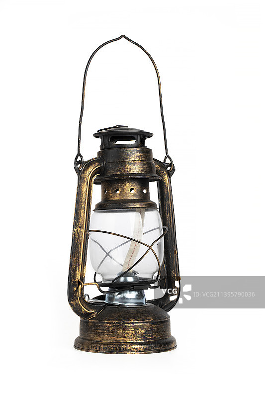白色背景的复古煤油灯图片素材
