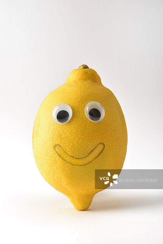 白色隔离背景上带着面孔的滑稽柠檬图片素材