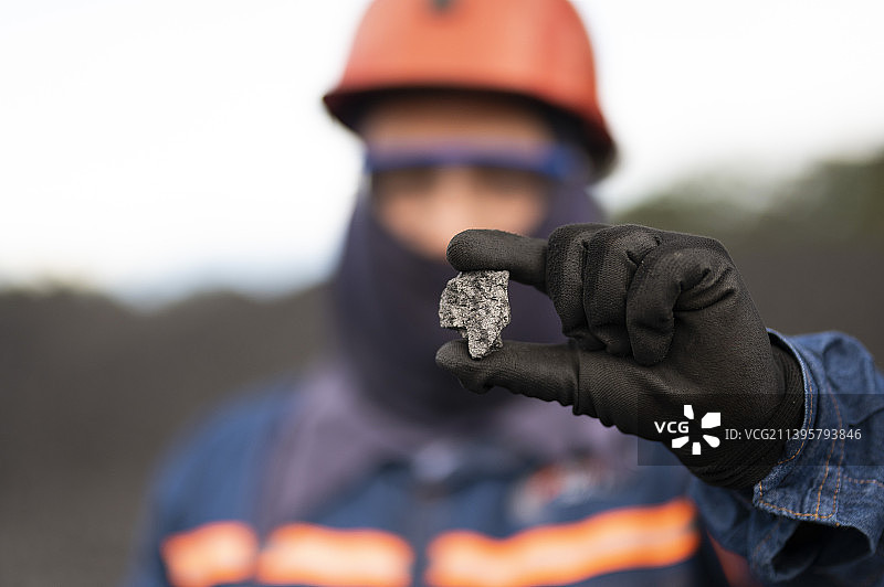 手持扳手的男人特写，哥伦比亚图片素材