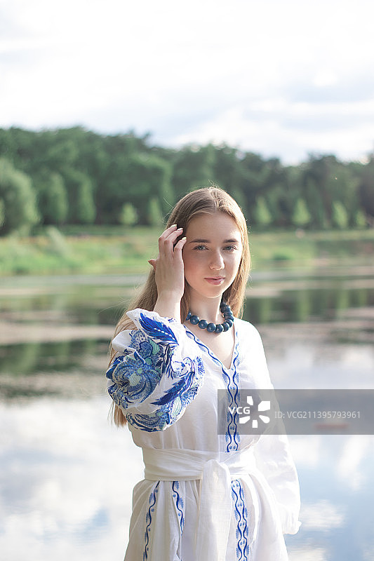 身穿蓝色乌克兰民族服装的年轻女子肖像图片素材