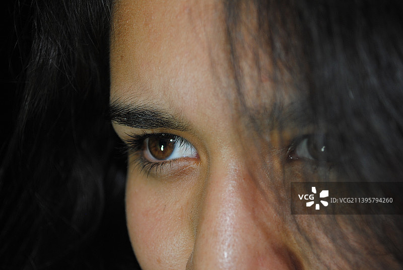 女人棕色眼睛看向远方特写图片素材