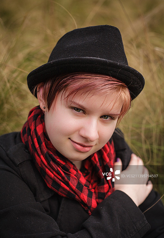 戴帽微笑女孩的田野写真，美国达勒姆图片素材
