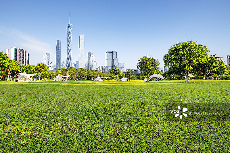 广州城市摩天大楼和公园草地图片素材